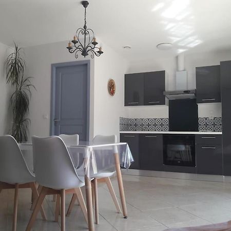 Maison Dans Une Propriete Avec Une Cour Corneilhan Exteriér fotografie
