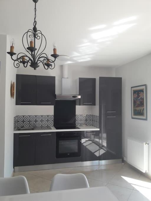 Maison Dans Une Propriete Avec Une Cour Corneilhan Exteriér fotografie