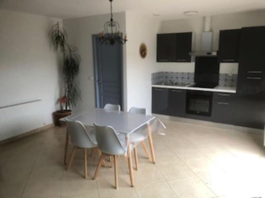 Maison Dans Une Propriete Avec Une Cour Corneilhan Exteriér fotografie