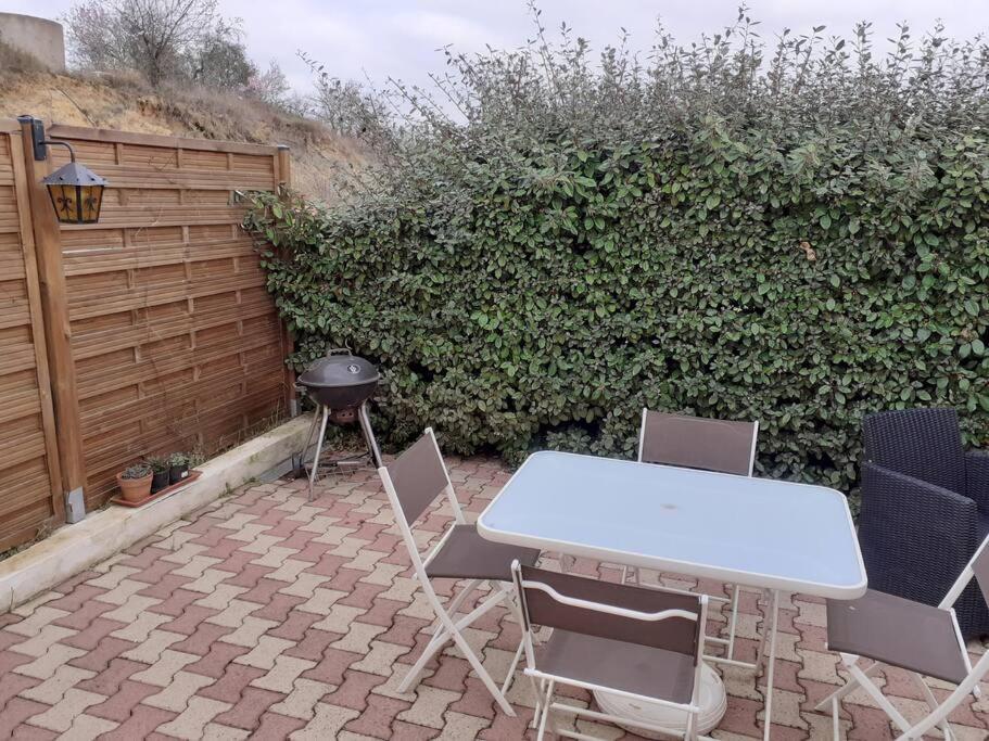 Maison Dans Une Propriete Avec Une Cour Corneilhan Exteriér fotografie
